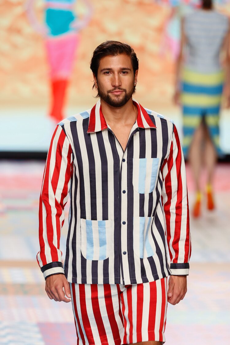 Gianmarco Onestini con un conjunto de rayas desfilando para Ágatha Ruiz de la Prada en la MBFW de Madrid