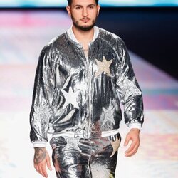 Omar Montes con un chándal metalizado desfilando para Ágatha Ruiz de la Prada en la MBFW de Madrid