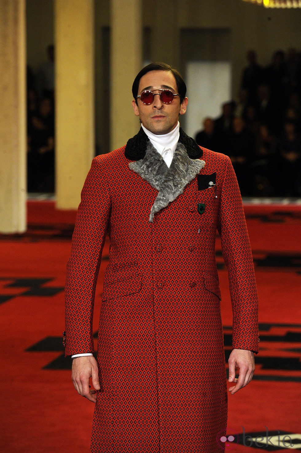 Adrien Brody desfila para Prada en la semana de la moda de Milán