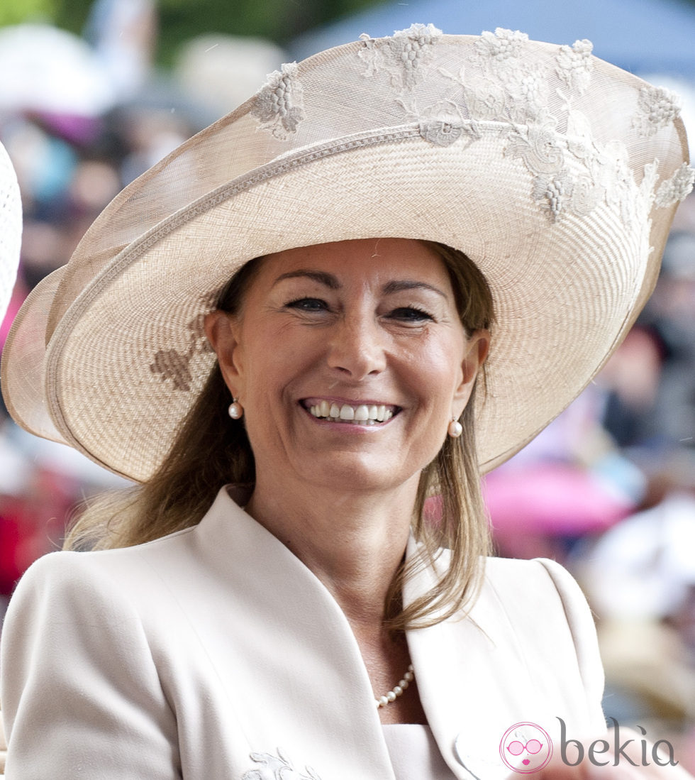 Carole Middleton con sombrero de ala grande en nude