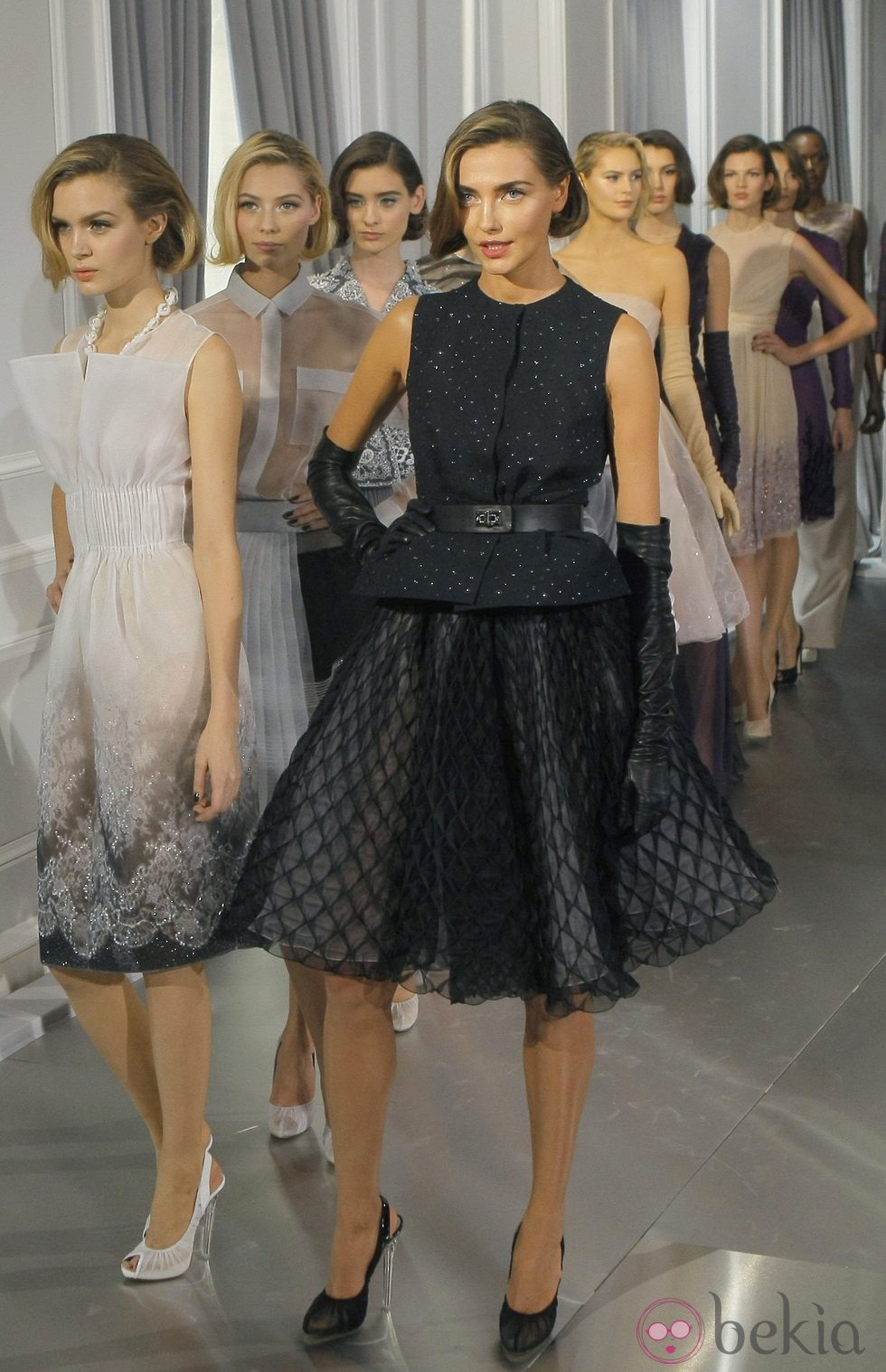 Carruser de Christian Dior Alta Costura con vestido new look negro de protagonista de Christian Dior Alta Costura