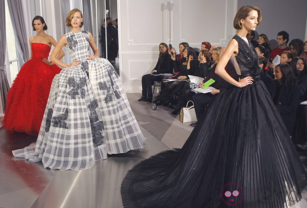 Carrusel de tres diseños con grandes volúmenes en negro, gris y rojo de Christian Dior Alta Costura