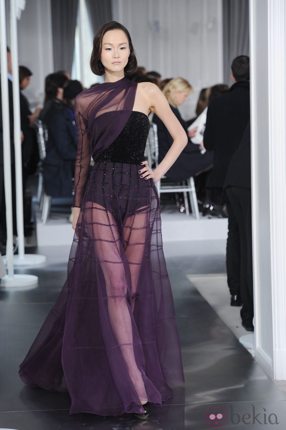 Diseño de tul morado con mangas asimétricas de Christian Dior Alta Costura