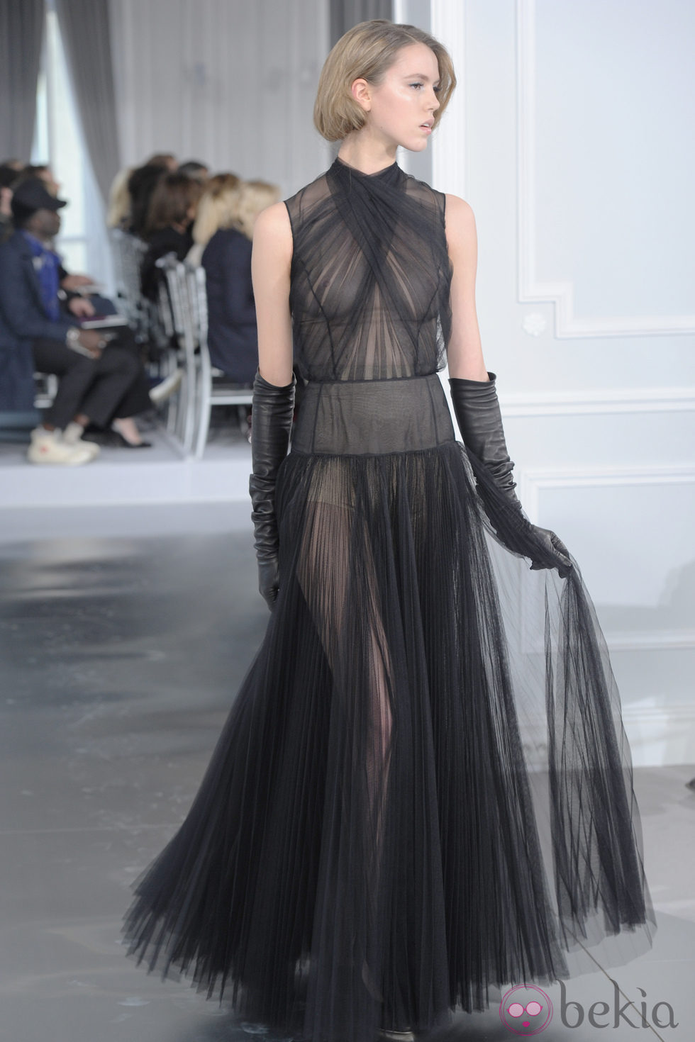 Diseño de tul negro con transparencias de Christian Dior Alta Costura