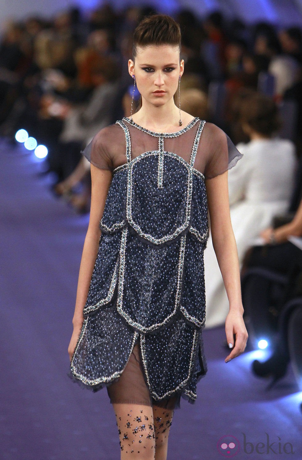 Vestido en azul profundo con pedrería y acabado deshilachado de Chanel Alta Costura