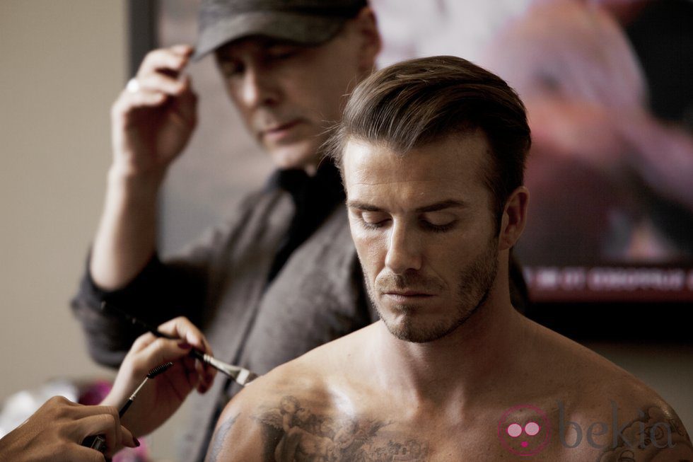 David Beckham maquillándose en el making-of de 'Bodywear for H&M'