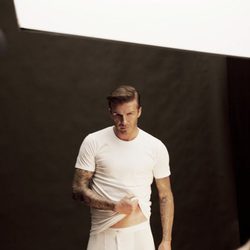 David Beckham posa con una camiseta de manga corta blanca en el making-of de 'Bodywear for H&M'