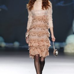 Desfile de Francis Montesinos en la Fashion Week Madrid: vestido nude con falda de plumas