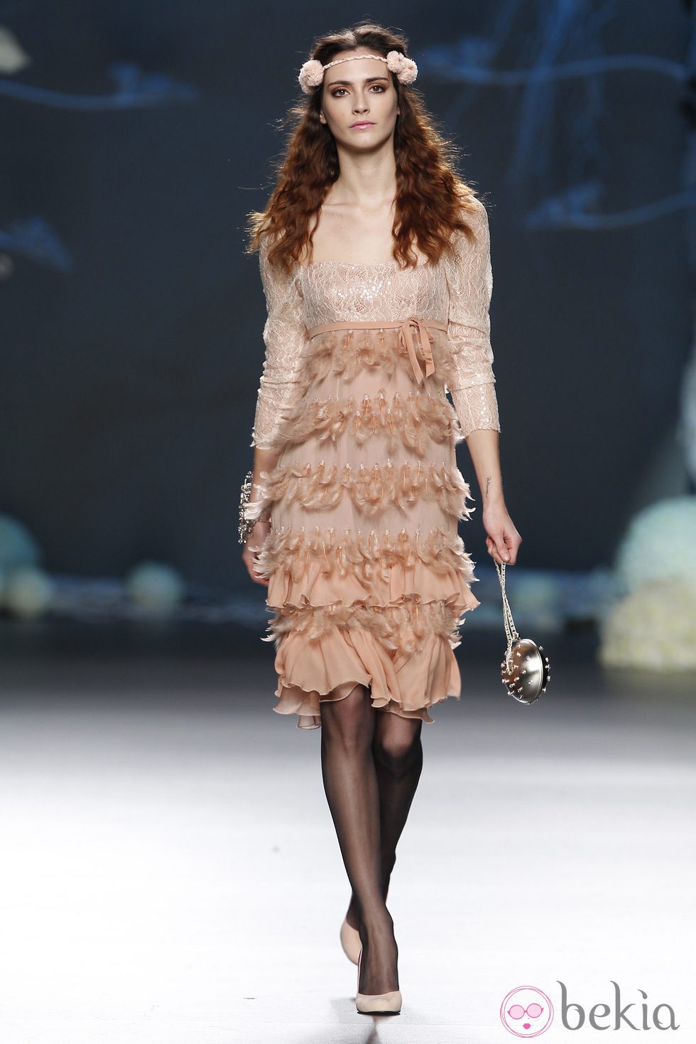 Desfile de Francis Montesinos en la Fashion Week Madrid: vestido nude con falda de plumas