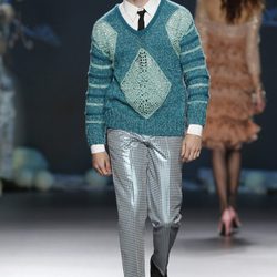 Desfile de Francis Montesinos en la Fashion Week Madrid: pantalón de cuadros  y jersey estampado para hombre