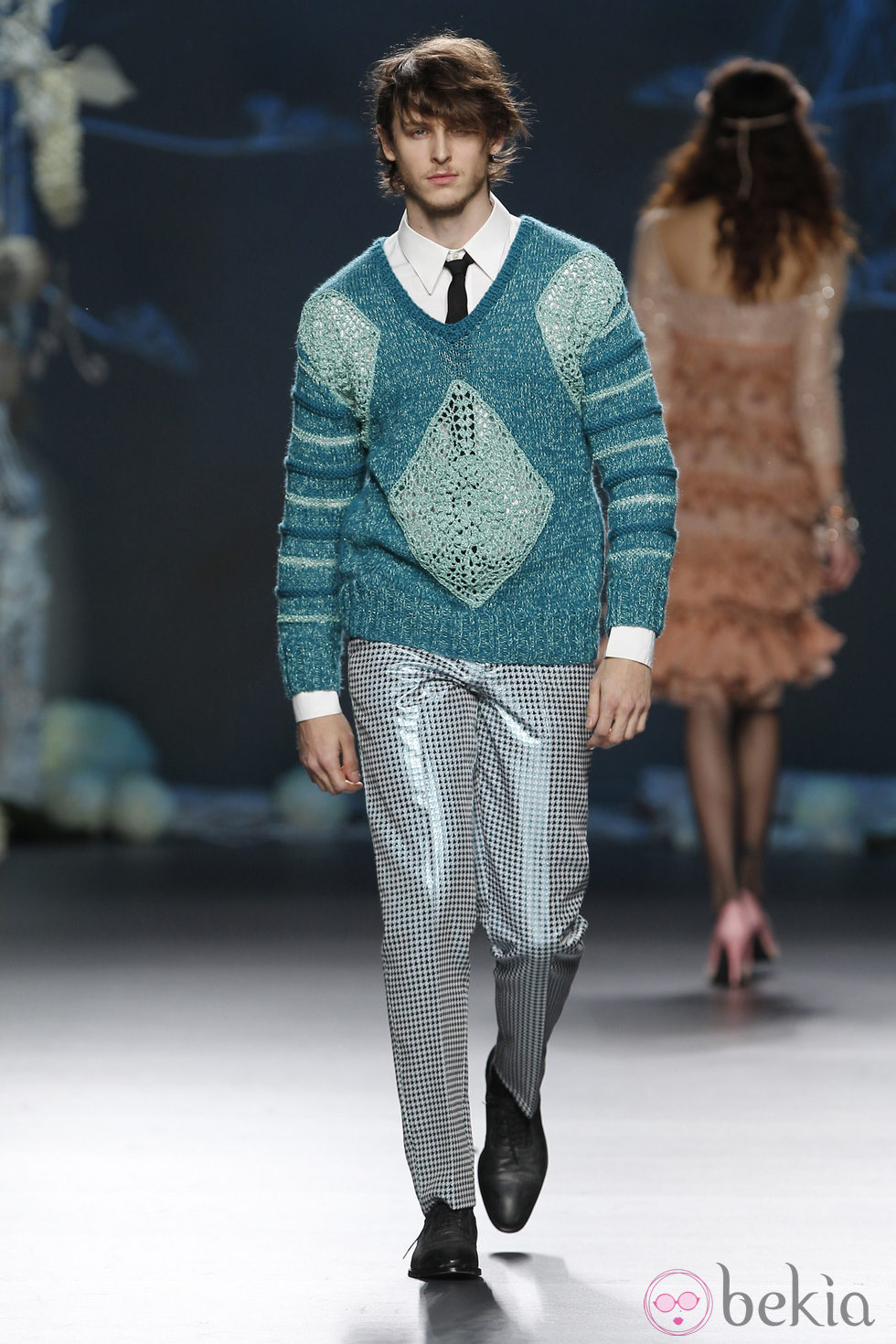 Desfile de Francis Montesinos en la Fashion Week Madrid: pantalón de cuadros  y jersey estampado para hombre