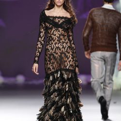 Desfile de Francis Montesinos en la Fashion Week Madrid: vestido largo de encaje negro con falda de plumas