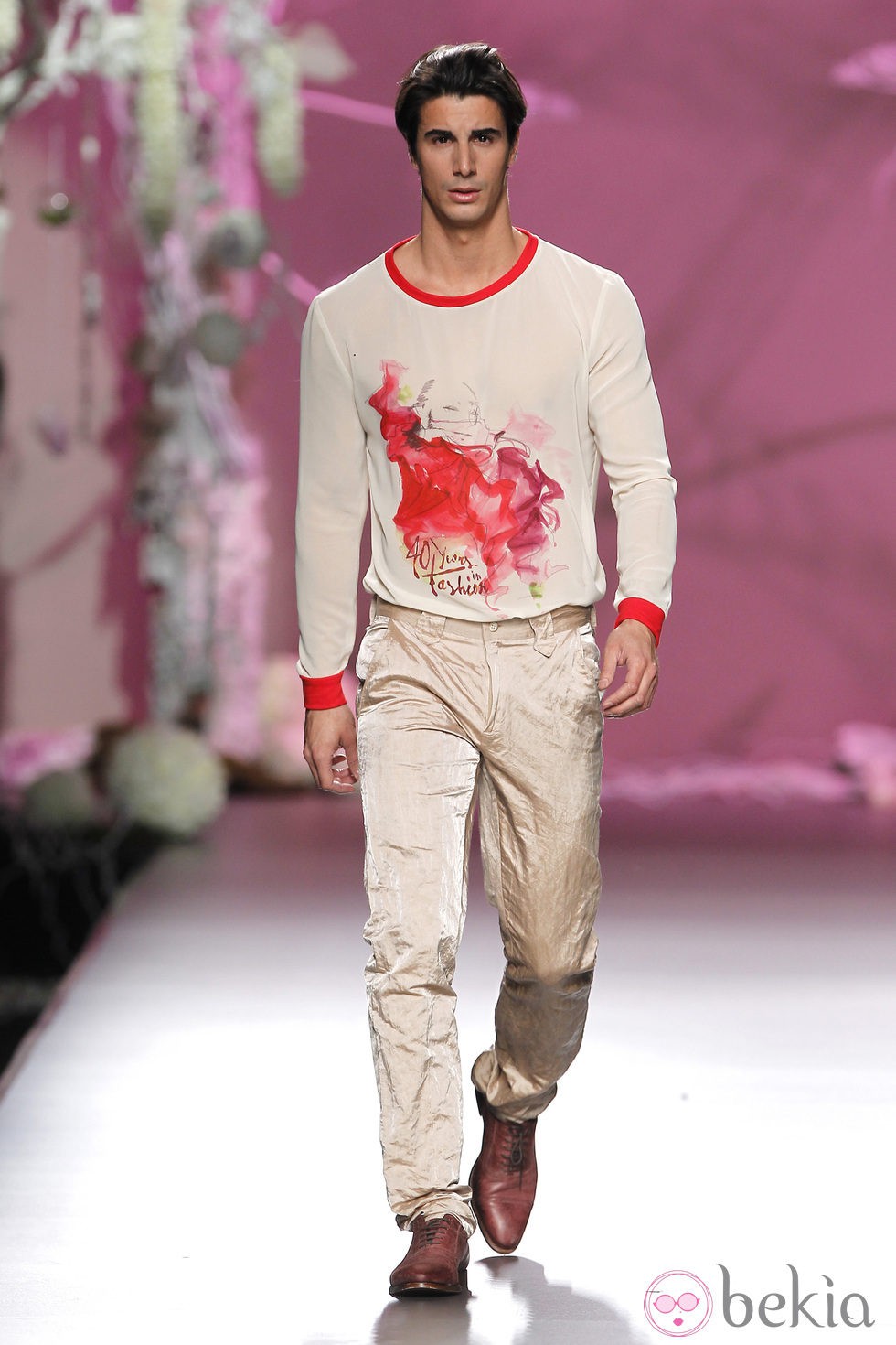 Desfile de Francis Montesinos en la Fashion Week Madrid: conjunto de pantalón dorado y orginal camiseta para hombre