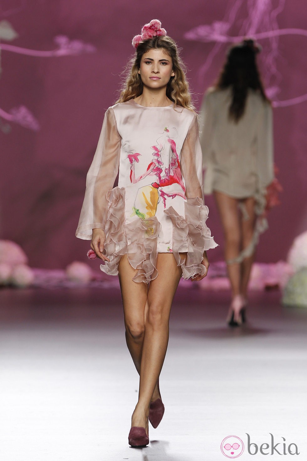 Desfile de Francis Montesinos en la Fashion Week Madrid: minivestido rosa de gasa con volantes