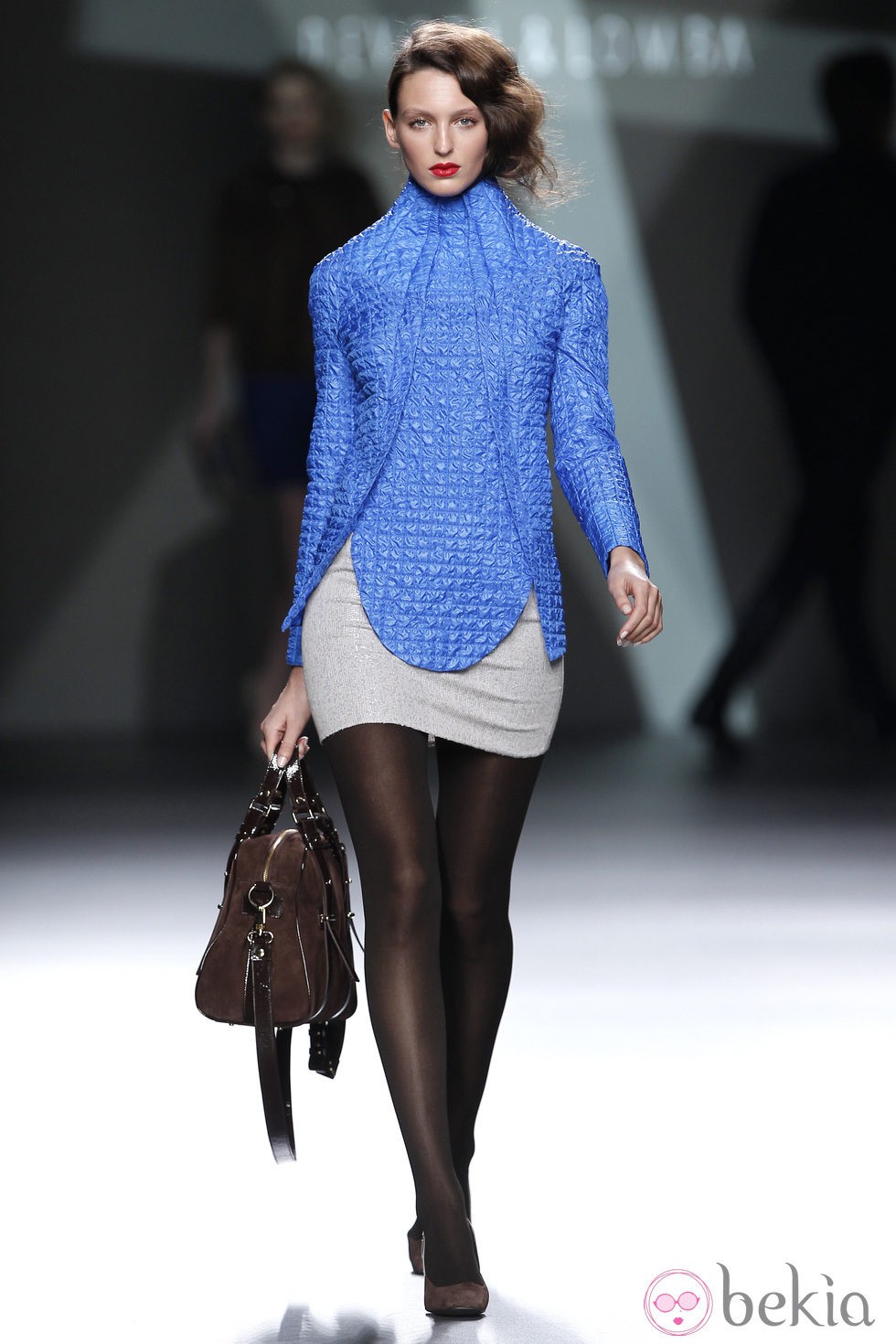 Desfile de Devota y Lomba en la Fashion Week Madrid: chaqueta azul klein y mini falda gris