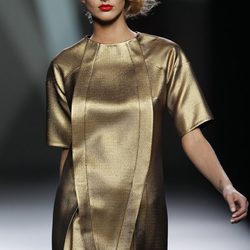 Desfile de Devota y Lomba en la Fashion Week Madrid: vestido dorado de manga corta