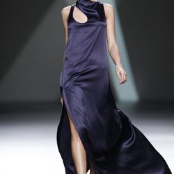 Desfile de Devota y Lomba en la Fashion Week Madrid: vestido largo en tono morado