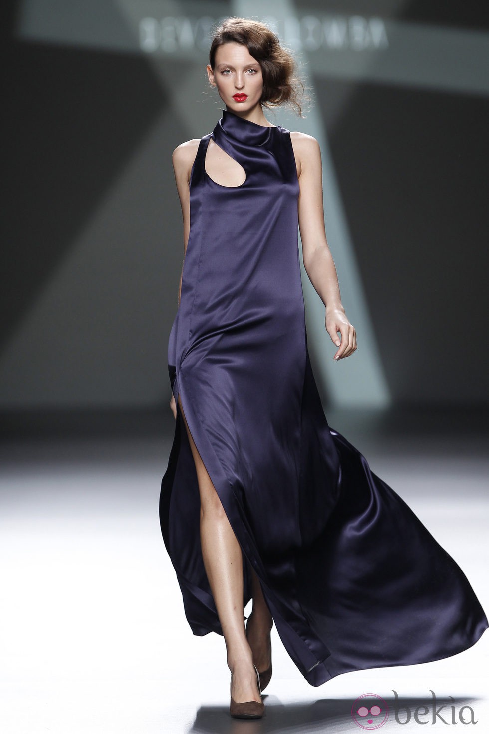 Desfile de Devota y Lomba en la Fashion Week Madrid: vestido largo en tono morado