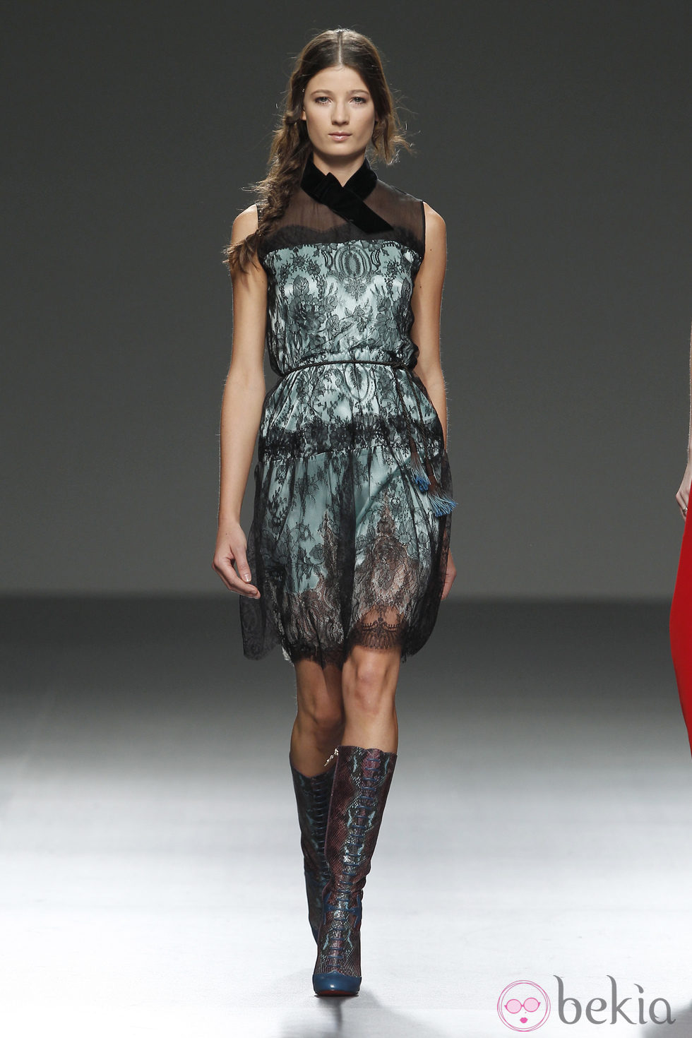 Vestido verde con detalles de encaje y transparencias de la colección otoño/invierno 2012/2013 de Victorio y Lucchino