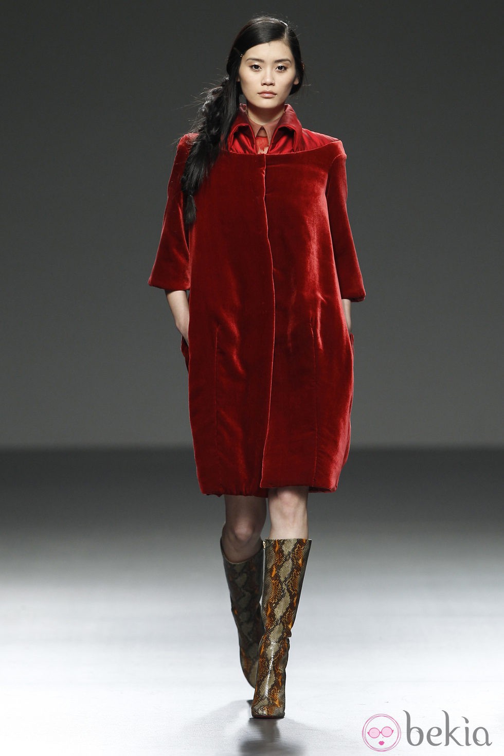 Abrigo de terciopelo rojo de la colección otoño/invierno 2012/2013 de Victorio y Lucchino