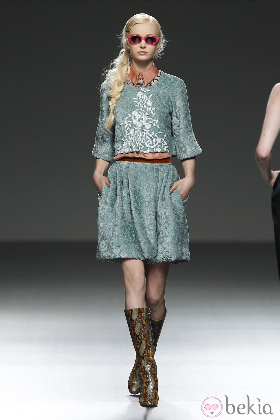 Conjunto dos piezas verde con detalles florales de Victorio & Lucchino en Fashion Week Madrid