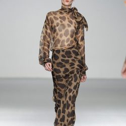 Conjunto transparente con estampado animal de Elisa Palomino en la Madrid Fashion Week