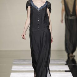 Vestido negro de manga corta de Ailanto en la Fashion Week Madrid