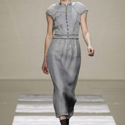 Vestido gris ceñido a la cintura de Ailanto en la Fashion Week Madrid