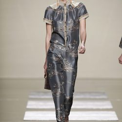 Conjunto gris metalizado con estampados orientales de Ailanto en Fashion Week Madrid