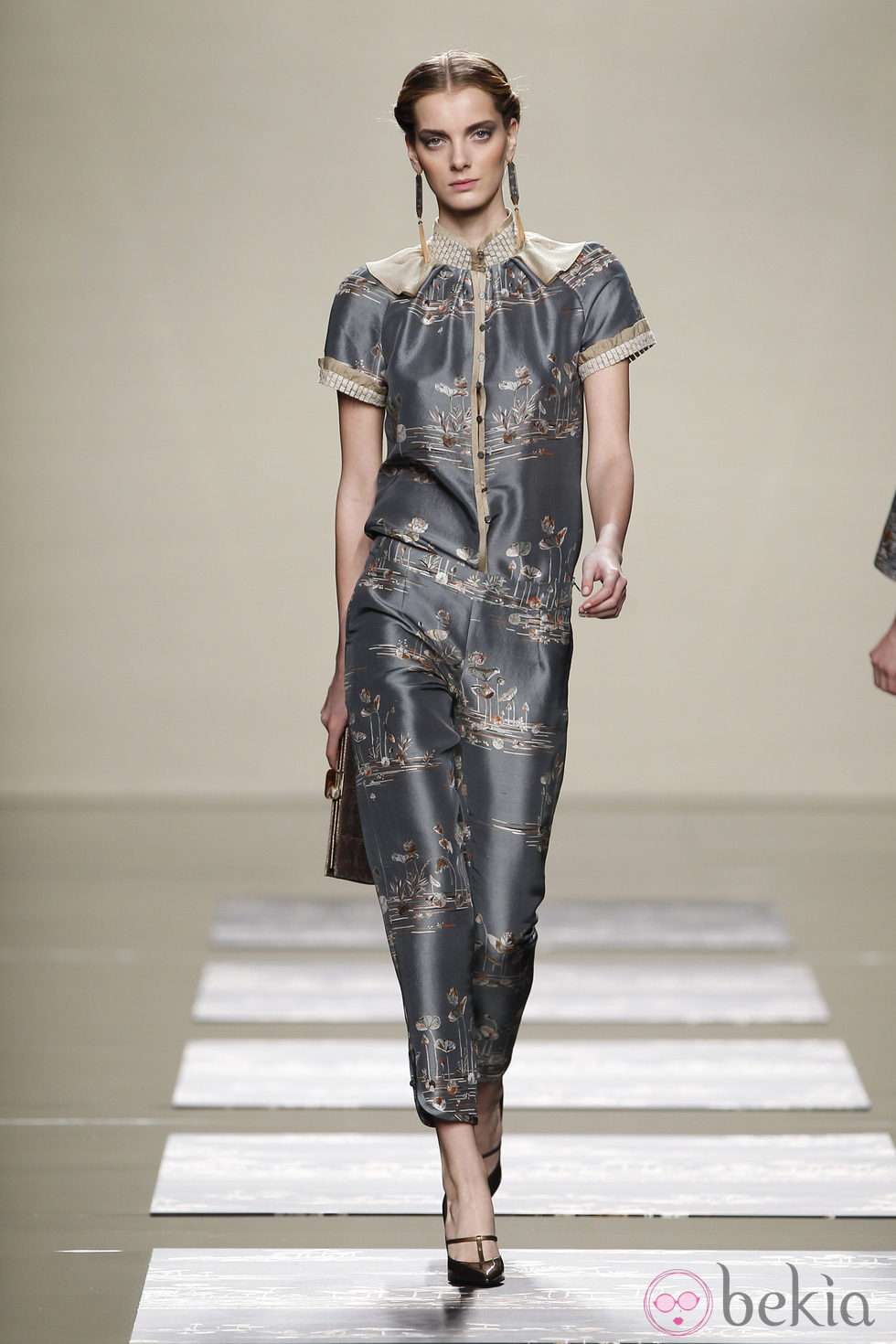 Conjunto gris metalizado con estampados orientales de Ailanto en Fashion Week Madrid