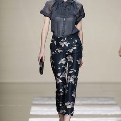 Pantalones negros con estampado floral en el desfile de Ailanto en la Fashion Week Madrid