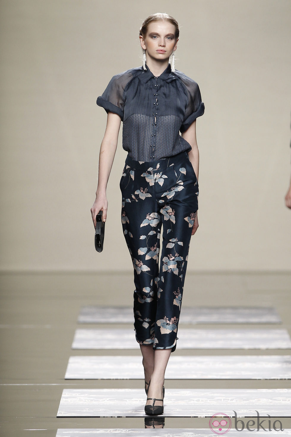 Pantalones negros con estampado floral en el desfile de Ailanto en la Fashion Week Madrid