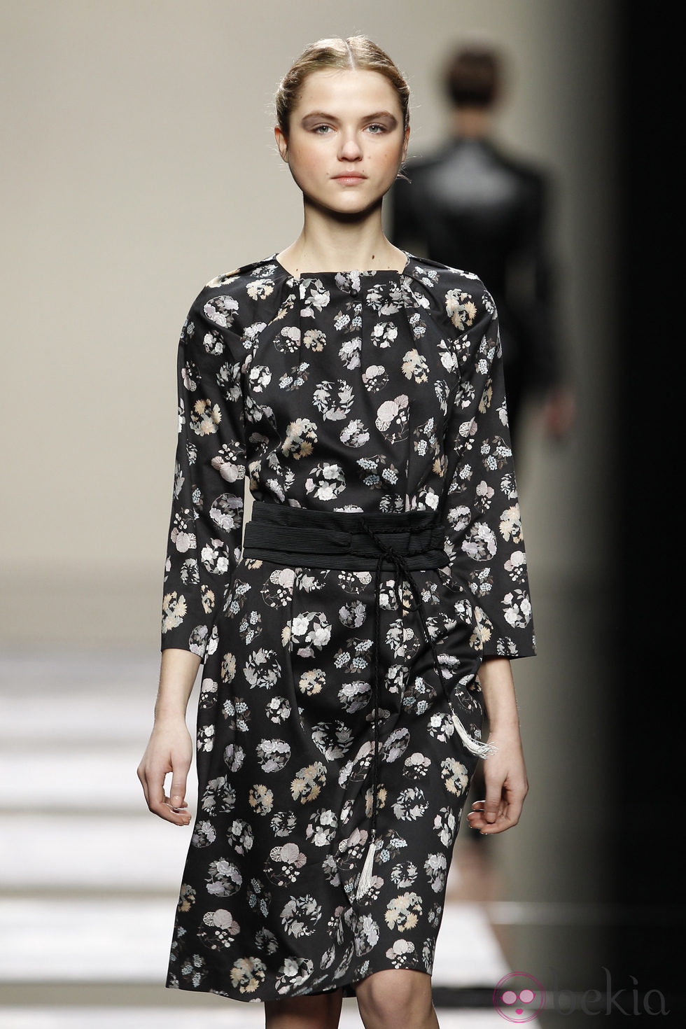 Vestido negro con estampado de flores de Ailanto en la Fashion Week Madrid