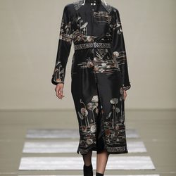 Abrigo con motivos orientales en la colección de Ailanto en Fashion Week Madrid