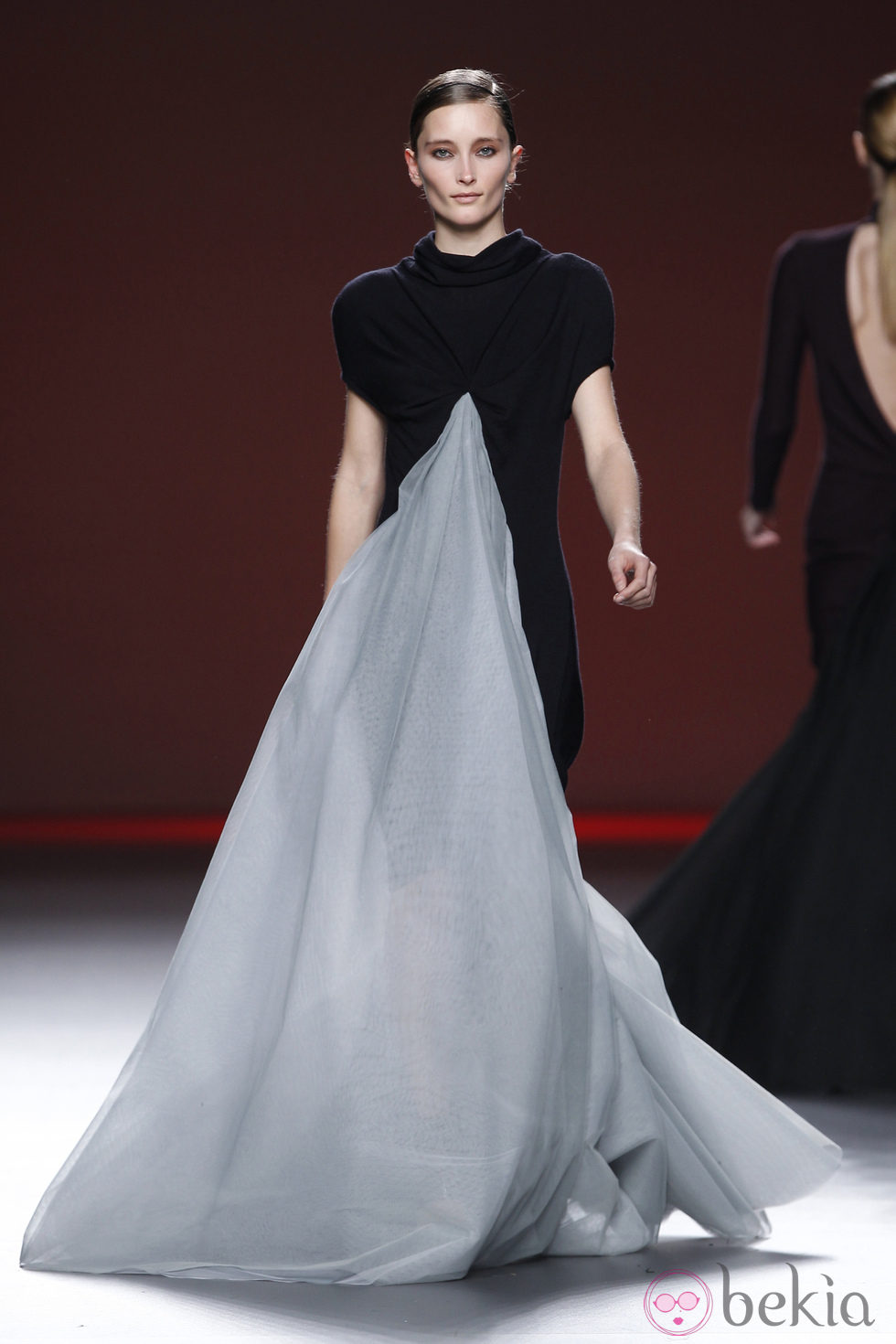 Vestido negro y gris vaporoso de Amaya Arzuaga en Fashion Week Madrid