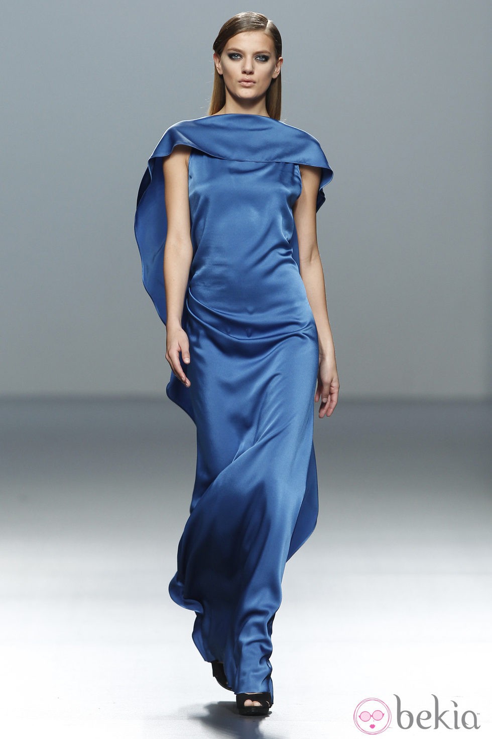 Vestido azul klein de Roberto Torretta en Fashion Week Madrid