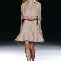 Vestido capa en color nude de Juanjo Oliva en Fashion Week Madrid