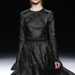 Vestido negro de vuelo de la colección otoño/invierno 2012/2013 de Juanjo Oliva