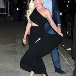 Lady Gaga de Valentino llegando a 'The Late Show with Stephen Colbert'