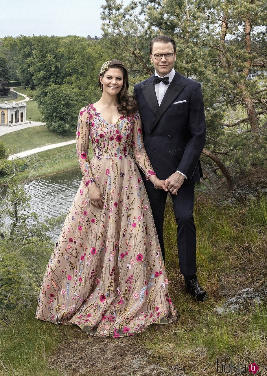 Victoria de Suecia con un vestido de Frida Jonsvens junto a su marido Daniel posan para celebrar su décimo aniversario de boda