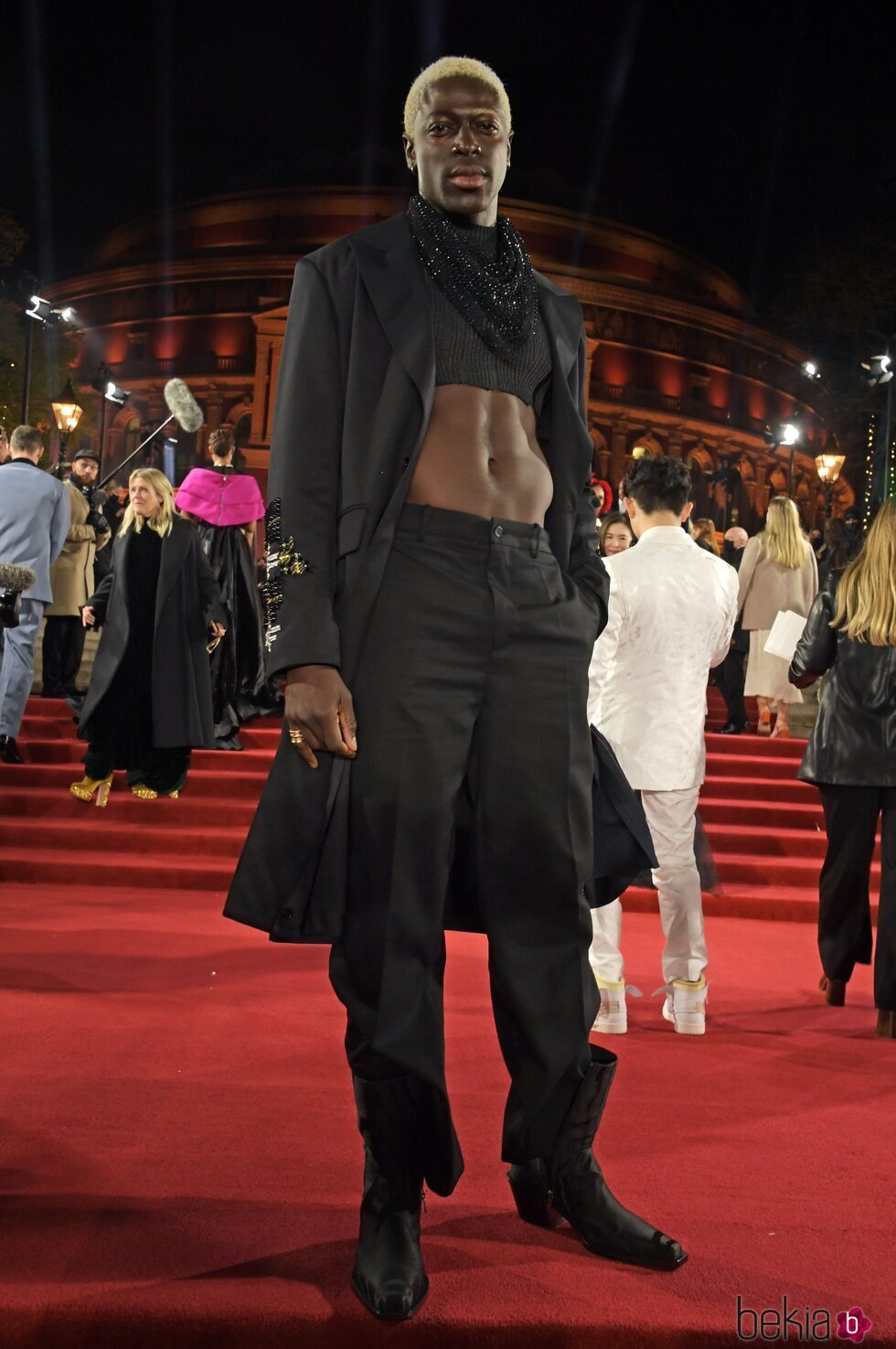 Moses Sumney con traje de la colección H&M Innovation Circular Design Story en los Fashion Awards 2021