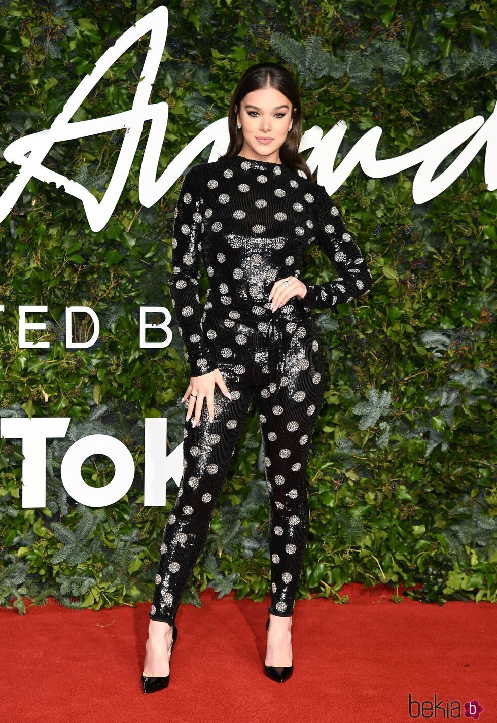 Hailee Steinfeld con un mono de la colección H&M Innovation Circular Design Story en los Fashion Awards 2021