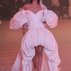 Bella Hadid en el desfile otoño/invierno 2022/2023 de Off-White en la Semana de la moda de París