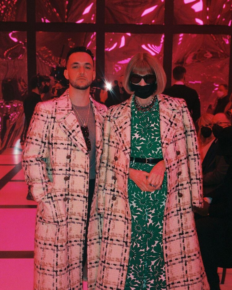 C. Tangana y Anna Wintour en el desfile otoño/invierno 2022 de Gucci con el mismo abrigo