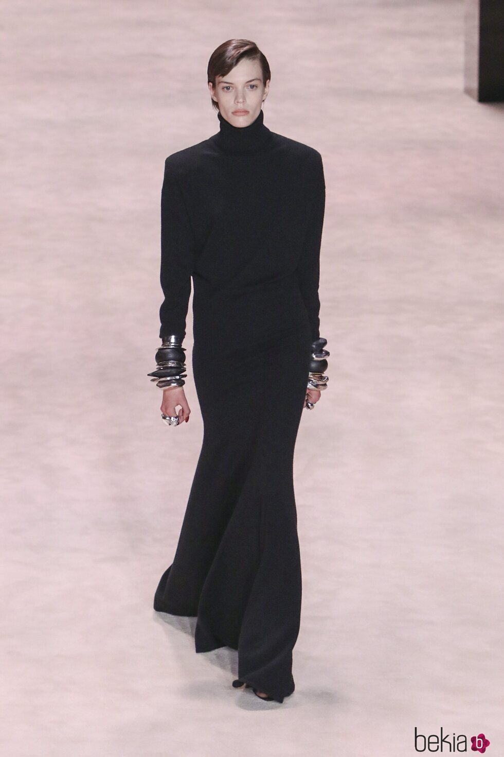 Vestido negro en el desfile otoño/invierno 2022/2023 de Saint Laurent