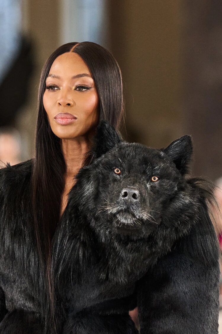 Naomi Campbell con el abrigo lobo Alta Costura otoño/invierno 2023 de Schiaparelli