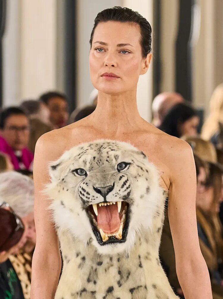 Shalom Harlow con el vestido leopardo Alta Costura otoño/invierno 2023 de Schiaparelli