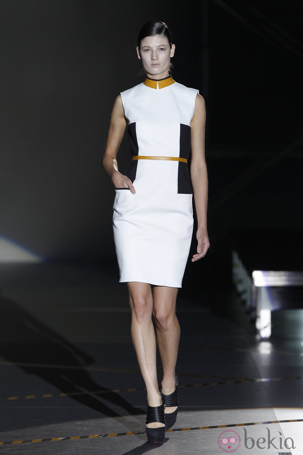 Vestido blanco con apliques en azul y camel de Davidelfin en la Madrid Fashion Week