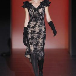 Vestido corto de encaje de Hannibal Laguna en Fashion Week Madrid