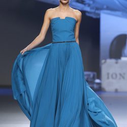 Vestido de gasa en turquesa de Ion Fiz en Fashion Week Madrid